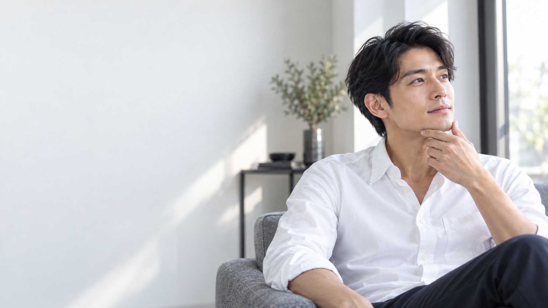あごに手を添える男性のイメージ写真