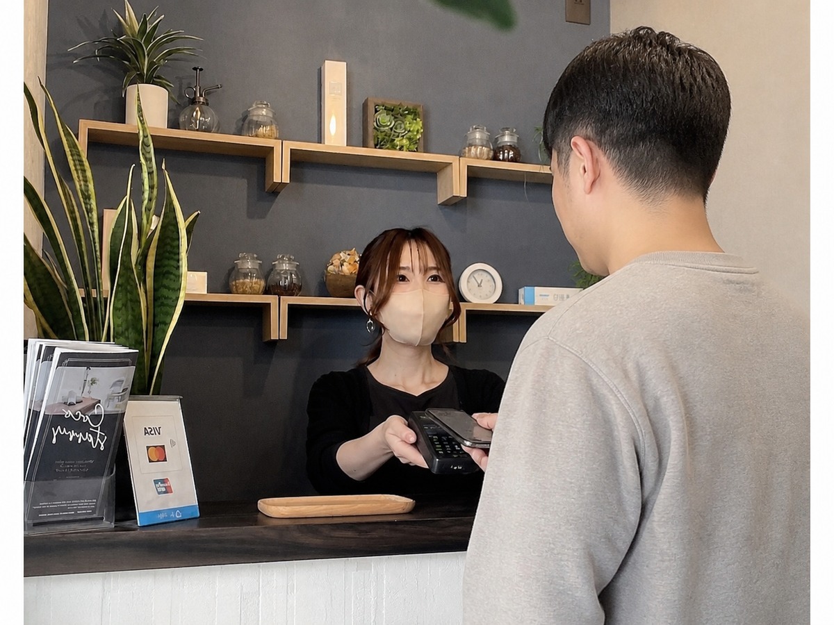 ココスターリー 八代店で男性がお会計をしている様子